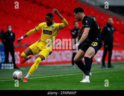 London, Großbritannien. Mai 2021. LONDON ENGLAND - MAI 03: L-R Lamar Reynolds von Concord Rangers und Connor Hall of Harrogate Town während des 2019/2020 Buildbase FA Trophy Finales zwischen Concord Rangers und Harrogate Town im Wembley Stadium am 03. Mai 2021 in London, England Credit: Action Foto Sport/Alamy Live News Stockfoto