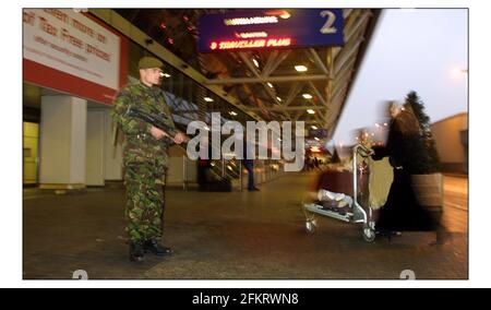 Bewaffnete Soldaten und Polizisten an einem der Eingänge zu Terminal 4 am Flughafen Heathrow für den zweiten Tag.pic David Sandison 12/2/2003 Stockfoto