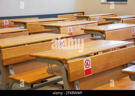 Leere Klassen mit Etiketten sitzen hier nicht auf dem Schreibtisch Stockfoto