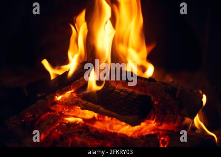 Ein Feuer brennt in einem Kamin, Feuer warm zu halten. Protokolle werden gebrannt Stockfoto