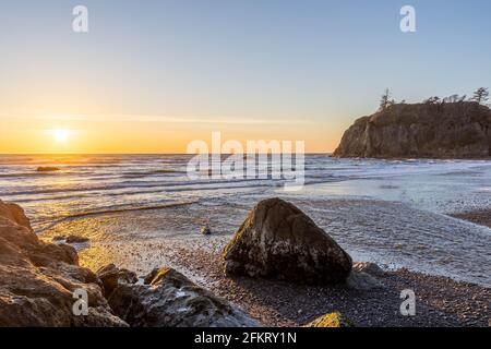 Sonnenuntergang entlang der zerklüfteten Küste von Washington am Ruby Beach im Olympic National Park. Stockfoto
