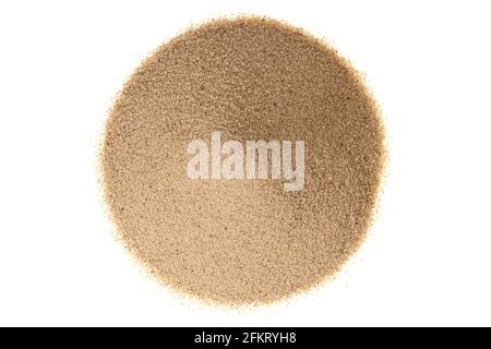 Haufen von gelbem Sand, isoliert auf weißem Hintergrund Stockfoto