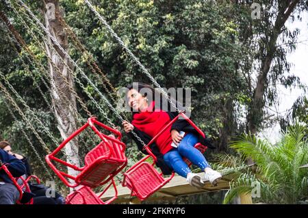 Junge Frau mit Spaß und Lächeln in einem Vergnügungspark Spiel. Stockfoto