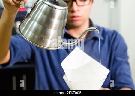 Zubereitung von Kaffee mit Glas chemex im Café. Die Chemex-Kaffeemaschine ist ein Gerät zur Zubereitung von Kaffee als Heißgetränk deutscher Herkunft. Stockfoto