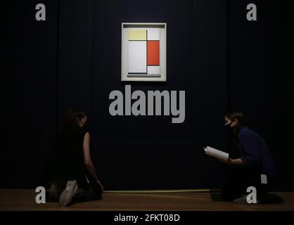 New York, Usa. Mai 2021. Komposition: No. II, with Yellow, Red and Blue von Piet Mondrian ist am Montag, den 3. Mai 2021, bei einer Presseinterpremiere des ersten Abendverkaufs des 20. Und 21. Jahrhunderts in den New Yorker Galerien von Christie in New York City zu sehen. Foto von John Angelillo/UPI Credit: UPI/Alamy Live News Stockfoto