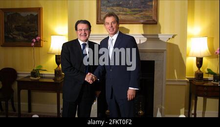 Premierminister Tony Blair (rechts) begrüßt den Präsidenten der Europäischen Kommission, Romano Prodi, am Donnerstag, den 15. November 2001, in der Downing Street, London, zu Gesprächen über den Konflikt in Afghanistan. Prodi bestand darauf, dass die Europäische Kommission gut auf die internationale Krise reagiert habe, sagte aber, dass es an den einzelnen Staaten sei, ihre eigene militärische Rolle in der von den USA geführten Koalition gegen den Terror zu entscheiden. Siehe PA Geschichte WAR Blair. PA Foto: David Sandison/Independent. Stockfoto