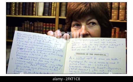 The Antiquarian Book fair....EINE Sammlung von Büchern von Iris Murdoch mit handgeschriebenen Notizen von Rachel Lee (in pic) Seltene Bücher auf der Buchmesse in Olympia 2 Ausstellungshalle in London, Donnerstag, 5. Juni bis Sonntag, 8. Juni.pic David Sandison 5/6/2003 Stockfoto