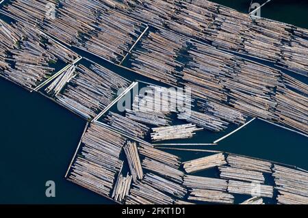 Blockbooms im Ladysmith Harbour, Vancouver Island Luftaufnahmen, British Columbia, Kanada. Stockfoto
