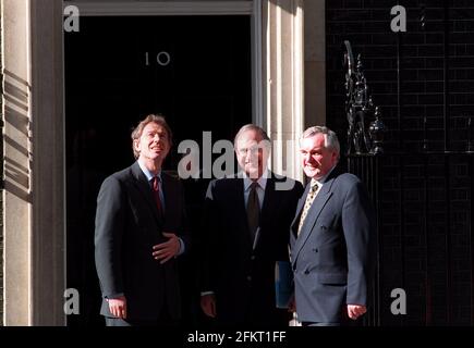 Premierminister Tony Blair MP Juli 1999 Auf den Stufen der Downing Street 10 mit Senator George Mitchell und der irische Premierminister Bertie Ahern Stockfoto