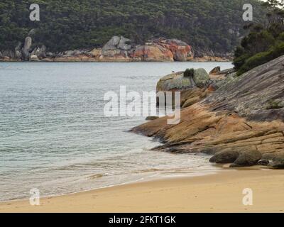 Refuge Cove Beach ist ein atemberaubender, abgeschiedener Strand auf der Ostseite der Promenade, der zu Fuß oder nur mit dem Boot erreichbar ist - Wilsons Promontory, Australien Stockfoto