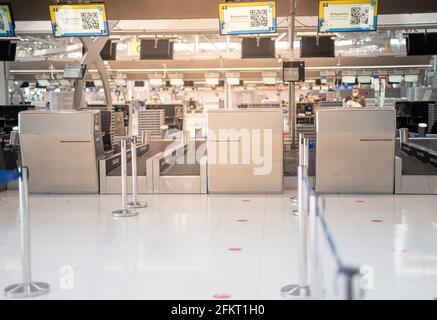 BANGKOK THAILAND APR 14 2021 der öffentliche Check-in-Bereich eines Flughafens ohne Menschenmengen während der Covid-19-Epidemie. Stockfoto