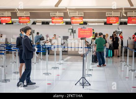 BANGKOK THAILAND APR 14 2021 das Flugpersonal in Uniform Anzug und wartet auf die Begrüßung mit dem Kunden für Check-in-Bordkarte am Terminal, Stockfoto