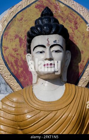 Buddha-Statue in Shreenagar, Tansen, Palpa, Nepal, von wo aus Sie die landschaftliche Schönheit rund um Tansen, Palpa, bewundern können. Stockfoto
