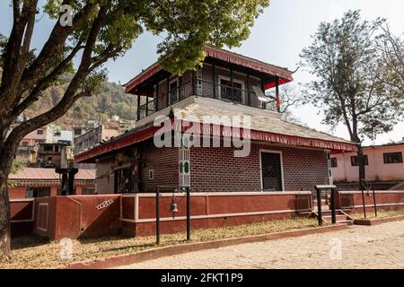 Der Rana Ujeshwori Bhagwati Tempel befindet sich innerhalb des Tansen Durbar Platzes in Palpa, Nepal und wurde von Ujir Singh Thapa als Opfergabe an die Göttin erbaut Stockfoto