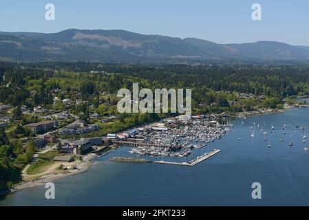 Jachthäfen und Hotels in der Cowichan Bay aus der Luft, Vancouver Island, British Columbia Stockfoto