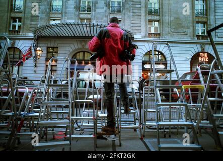 Fotografen Stufen vor dem Ritz Hotel Januar 1999FotografInnen Ruhestätte A Der Alluminiumwald erwartet Prinz Charles und Camilla Parker Bowles Außerhalb des Ritz Hotels, da sie als ein erscheinen werden Paar zum ersten Mal vor Annabel Elliot 50. Geburtstag Party Stockfoto