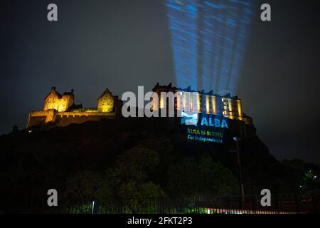 **EMBARGO BIS DIENSTAG, 4. MAI 2021, 12 UHR** EDINBURGH, SCHOTTLAND, GROSSBRITANNIEN. Mai 2021. IM BILD: Ein massives Alba-Party-Logo mit der Aufschrift "ALBA STEIGT FÜR DIE UNABHÄNGIGKEIT" wird auf die Seite des Edinburgh Castle projiziert. Pic Credit: Colin Fisher/Alamy Live News Stockfoto