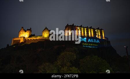 **EMBARGO BIS DIENSTAG, 4. MAI 2021, 12 UHR** EDINBURGH, SCHOTTLAND, GROSSBRITANNIEN. Mai 2021. IM BILD: Ein massives Alba-Party-Logo mit der Aufschrift "ALBA STEIGT FÜR DIE UNABHÄNGIGKEIT" wird auf die Seite des Edinburgh Castle projiziert. Pic Credit: Colin Fisher/Alamy Live News Stockfoto