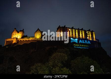 **EMBARGO BIS DIENSTAG, 4. MAI 2021, 12 UHR** EDINBURGH, SCHOTTLAND, GROSSBRITANNIEN. Mai 2021. IM BILD: Ein massives Alba-Party-Logo mit der Aufschrift "ALBA STEIGT FÜR DIE UNABHÄNGIGKEIT" wird auf die Seite des Edinburgh Castle projiziert. Pic Credit: Colin Fisher/Alamy Live News Stockfoto