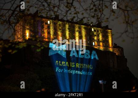 **EMBARGO BIS DIENSTAG, 4. MAI 2021, 12 UHR** EDINBURGH, SCHOTTLAND, GROSSBRITANNIEN. Mai 2021. IM BILD: Ein massives Alba-Party-Logo mit der Aufschrift "ALBA STEIGT FÜR DIE UNABHÄNGIGKEIT" wird auf die Seite des Edinburgh Castle projiziert. Pic Credit: Colin Fisher/Alamy Live News Stockfoto