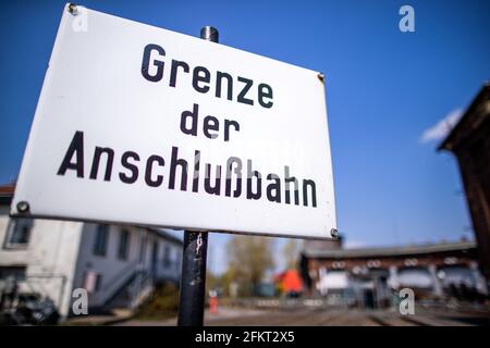 28. April 2021, Mecklenburg-Vorpommern, Pasewalk: Das Schild 'Grenze der Anschlussbahn' befindet sich am Eingang zur Drehscheibe im Bahnerlebnicenter Lokschuppen Pommern. Das Museum ist seit Monaten wegen der Schutzmaßnahmen von Corona geschlossen. Auf dem 40,000 Quadratmeter großen Gelände mit seinem historischen Lokschuppen aus dem Jahr 1896 konnten die Besucher die Bahntechnik mit mehreren Dampf- und Dieselloks bestaunen. Der Lokschuppen feiert 2021 ein besonderes Jubiläum: Er wird 125 Jahre alt. Ob und in welcher Form gefeiert werden kann, hängt von der weiteren Entwicklung ab Stockfoto