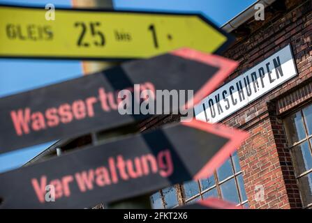 28. April 2021, Mecklenburg-Vorpommern, Pasewalk: Wegweiser zu den verschiedenen Ausstellungsbereichen befinden sich im Bahnerlebnicenter Lokschuppen Pommern. Das Museum ist wegen der Schutzmaßnahmen von Corona seit Monaten geschlossen. Auf dem 40,000 Quadratmeter großen Gelände mit dem historischen Lokschuppen aus dem Jahr 1896 konnten die Besucher Eisenbahntechnik mit mehreren Dampf- und Dieselloks bestaunen. Der Lokschuppen feiert 2021 ein besonderes Jubiläum: Er wird 125 Jahre alt. Ob und in welcher Form sie gefeiert werden kann, hängt von der weiteren Entwicklung der Pandemie ab. Mit Th Stockfoto