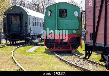 28. April 2021, Mecklenburg-Vorpommern, Pasewalk: Waggons und Lokomotiven stehen im Eisenbahn-Erlebniszentrum Lokschuppen Pommern. Das Museum ist wegen der Schutzmaßnahmen von Corona seit Monaten geschlossen. Auf dem 40,000 Quadratmeter großen Gelände mit dem historischen Lokschuppen aus dem Jahr 1896 konnten die Besucher Eisenbahntechnik mit mehreren Dampf- und Dieselloks bestaunen. Der Lokschuppen feiert 2021 ein besonderes Jubiläum: Er wird 125 Jahre alt. Ob und in welcher Form sie gefeiert werden kann, hängt von der weiteren Entwicklung der Pandemie ab. Mit der Eröffnung der Eisenbahn Stockfoto