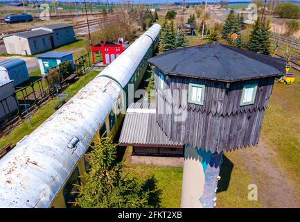 28. April 2021, Mecklenburg-Vorpommern, Pasewalk: Im Eisenbahn-Erlebniszentrum Lokschuppen Pommern stehen ehemalige Limousinen und Speisewagen des ehemaligen DDR-Regierungszugs als Teil einer Herberge auf Rädern. Das Museum ist wegen der Schutzmaßnahmen von Corona seit Monaten geschlossen. Auf dem 40,000 Quadratmeter großen Gelände mit seinem historischen Lokschuppen aus dem Jahr 1896 konnten die Besucher die Bahntechnik mit mehreren Dampf- und Dieselloks bestaunen. Der Lokschuppen feiert 2021 ein besonderes Jubiläum: Er wird 125 Jahre alt. Ob und in welcher Form es gefeiert werden kann Stockfoto