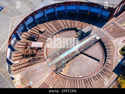 28. April 2021, Mecklenburg-Vorpommern, Pasewalk: Die historische Drehscheibe vor dem Lokschuppen im Eisenbahn-Erlebniszentrum. (Luftaufnahme mit Drohne) das Museum ist wegen der Corona-Schutzmaßnahmen seit Monaten geschlossen. Auf dem 40,000 Quadratmeter großen Gelände mit dem historischen Lokschuppen aus dem Jahr 1896 konnten die Besucher Eisenbahntechnik mit mehreren Dampf- und Dieselloks bestaunen. Der Lokschuppen feiert 2021 ein besonderes Jubiläum: Er wird 125 Jahre alt. Ob und in welcher Form sie gefeiert werden kann, hängt von der weiteren Entwicklung der Pandemie ab. Mit Stockfoto