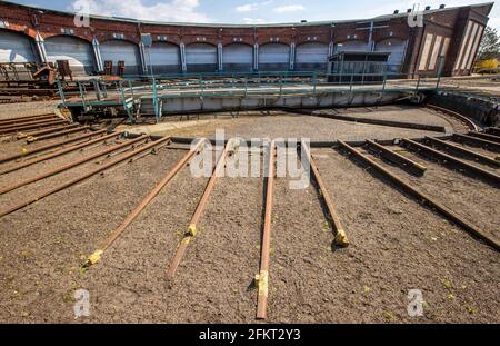 28. April 2021, Mecklenburg-Vorpommern, Pasewalk: Im Railroad Experience Center kann man die Anlegestelle für Fahrten von der historischen Drehscheibe zum Lokschuppen sehen. Das Museum ist wegen der Schutzmaßnahmen von Corona seit Monaten geschlossen. Auf dem 40,000 Quadratmeter großen Gelände, darunter der historische Lokschuppen aus dem Jahr 1896, konnten Besucher die Bahntechnik mit mehreren Dampf- und Diesellokomotiven bestaunen. Der Lokschuppen feiert 2021 ein besonderes Jubiläum: Er wird 125 Jahre alt. Ob und in welcher Form sie gefeiert werden kann, hängt von der weiteren Entwicklung der Pandemie ab. Stockfoto