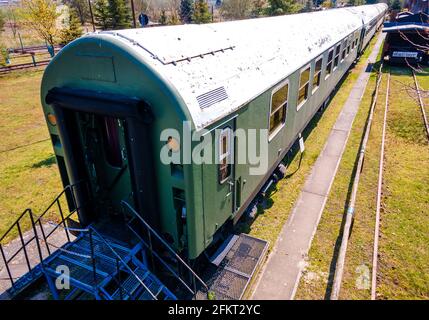28. April 2021, Mecklenburg-Vorpommern, Pasewalk: Im Eisenbahn-Erlebniszentrum Lokschuppen Pommern stehen ehemalige Limousinen und Speisewagen des ehemaligen DDR-Regierungszugs als Teil einer Herberge auf Rädern. Das Museum ist wegen der Schutzmaßnahmen von Corona seit Monaten geschlossen. Auf dem 40,000 Quadratmeter großen Gelände mit seinem historischen Lokschuppen aus dem Jahr 1896 konnten die Besucher die Bahntechnik mit mehreren Dampf- und Dieselloks bestaunen. Der Lokschuppen feiert 2021 ein besonderes Jubiläum: Er wird 125 Jahre alt. Ob und in welcher Form es gefeiert werden kann Stockfoto