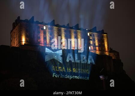 **EMBARGO BIS DIENSTAG, 4. MAI 2021, 12 UHR** EDINBURGH, SCHOTTLAND, GROSSBRITANNIEN. Mai 2021. IM BILD: Ein massives Alba-Party-Logo mit der Aufschrift "ALBA STEIGT FÜR DIE UNABHÄNGIGKEIT" wird auf die Seite des Edinburgh Castle projiziert. Pic Credit: Colin Fisher/Alamy Live News Stockfoto