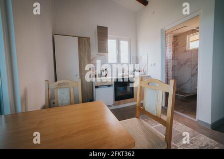 Nahaufnahme von Holzstühlen und einem Tisch in einem hellen Modernes Zimmer Stockfoto