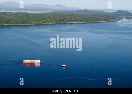 Schlepper und Lastkahn in der Nähe der Stadt Chemainus, British Columbia, Kanada. Stockfoto