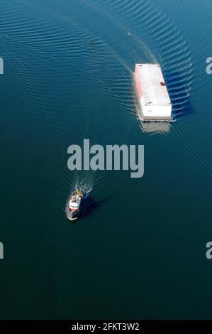 Schlepper und Lastkahn in der Nähe der Stadt Chemainus, British Columbia, Kanada. Stockfoto