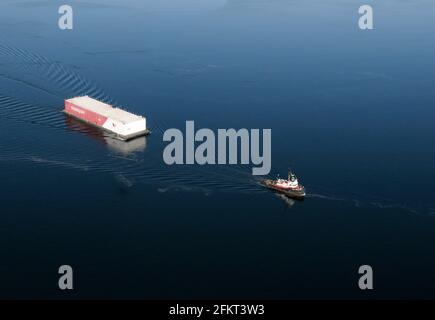 Schlepper und Lastkahn in der Nähe der Stadt Chemainus, British Columbia, Kanada. Stockfoto