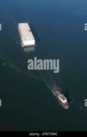 Schlepper und Lastkahn in der Nähe der Stadt Chemainus, British Columbia, Kanada. Stockfoto