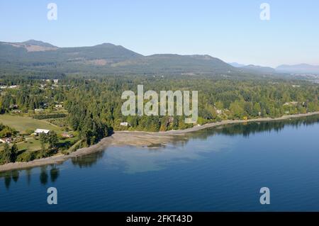 Luftaufnahme der Mündung des Porter Creek mit Blick nach Norden in Richtung Ladysmith, Chemainus, Vancouver Island, British Columbia, Kanada. Stockfoto