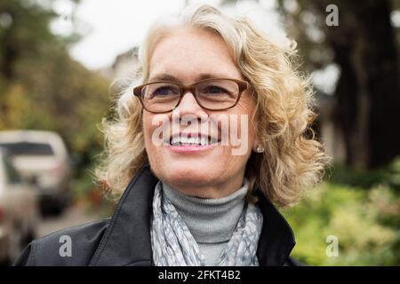 Porträt von zufriedenen senior Frau auf der Auffahrt Stockfoto