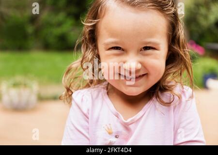 Porträt von lächelnden Frau Kleinkind im Garten hautnah Stockfoto