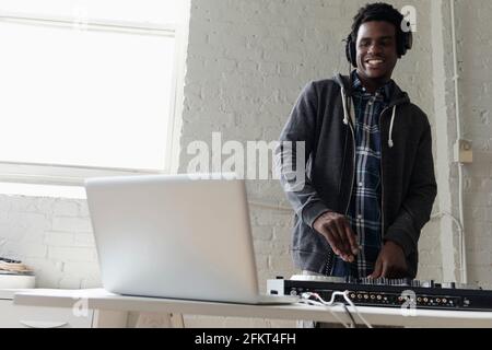 DJ mit Laptop und Mischpult Stockfoto