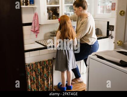 Mädchen und Mutter Backen zusammen in Küche Stockfoto