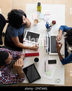 Kollegen mit Treffen in Small Business Start-up Stockfoto