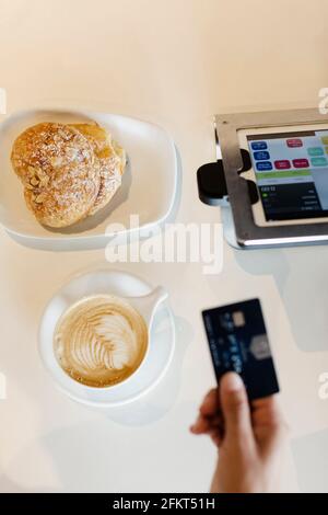 Kunden zahlen für Kaffee in Coffee-Shop, Draufsicht Stockfoto