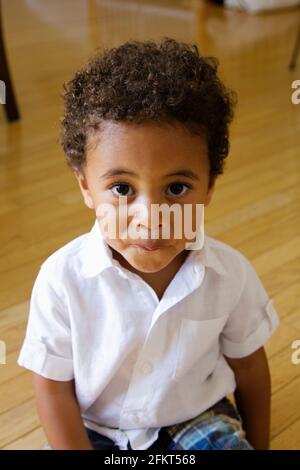 Hohen Winkel Portrait Vorschule jungen Blick auf die Kamera zu Lächeln Stockfoto
