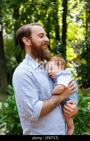 Vater, Sohn, im Freien halten Stockfoto