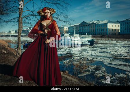 Weibliche Stärke ist innere Schönheit, Charme, Sanftmut und gleichzeitig Entschlossenheit, Mut und Tapferkeit. Stockfoto