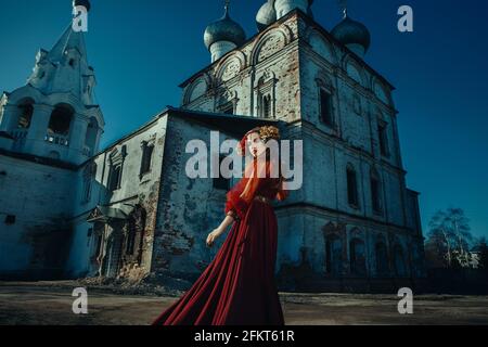 Weibliche Stärke ist innere Schönheit, Charme, Sanftmut und gleichzeitig Entschlossenheit, Mut und Tapferkeit. Stockfoto