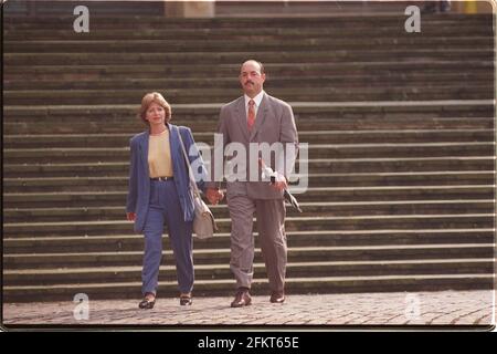 Bruce Grobbelaar und seine Frau verlassen das Crown Court 1997Bruce Grobbelaar ehemaliger Fußballer wurde von Verschwörungsanklagen für Rig-Spiele aber gelöscht Eine Zählung bleibt auf Grobbelaar, weil er angeblich zweitausend angenommen hat Pfund, um das Ergebnis der Spiele beeinflussen Experten Zeugen sagte Es gab kein Zeichen auf Videos von Versuchen, sich zu biegen Ergebnisse Stockfoto