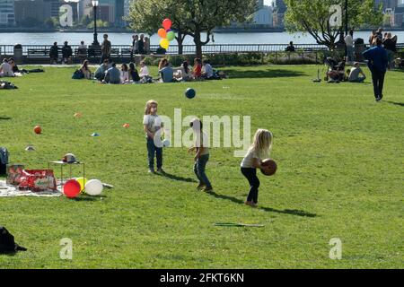 Kinder spielen im Rockefeller Park von Battery Park City an einem sonnigen Tag im späten Frühjahr. Mai 2021 Stockfoto